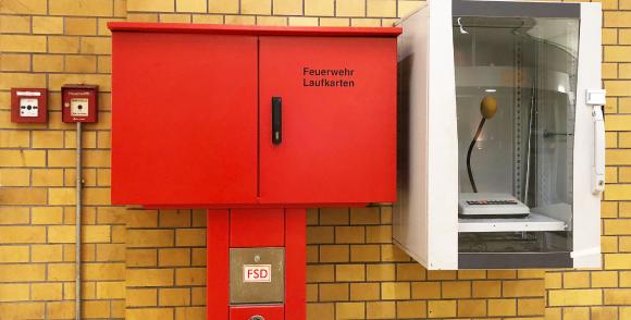 Brandmeldeanlage mit Laufkarten, Handfeuermelder, Feuerwehreinsprechstelle und Feuerwehrschlüsseldepot