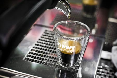 Technologien, die ins Schwarze treffen: Mit seinen Wasseroptimierungslösungen sorgt BWT water+more für die ideale Entwicklung der Aromen bei Kaffeespezialitäten und anderen Heißgetränken. /Foto: Daniela Linares