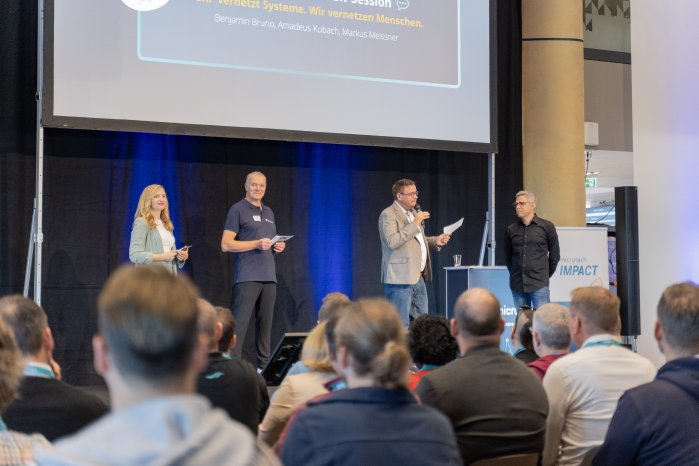 microtech IMPACT-Bühne-Moderatorin-Geschäftsführer_microtech GmbH.jpg