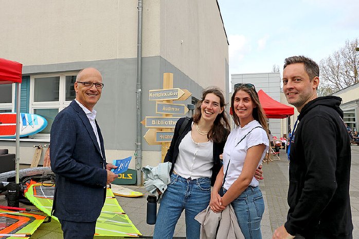 csm_Prof.__Mitarbeiter_und_Studis_im_Gespraech_be7d0d2ff6.jpg