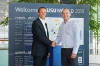 Peter Stanjeck, USU-Geschäftsführer (links) und Matthias Jaekel, CEO der FLOWSTER Solutions GmbH (rechts), auf der Kundenveranstaltung USU World
