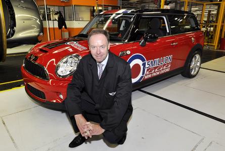 Ian Robertson, Member of the Board of Management of BMW, Sales and Marketing, in front of the 1,5 millionth MINI at plant Oxford (07/2009)