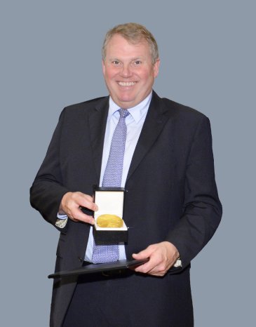 Hans-Joachim-Boekstegers-mit-Medaille.jpg