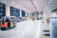 Strukturierte Lager- und Logistikprozesse bilden die Grundlage für ein erfolgreiches SQCDP-Management. Übersichtliche Verkehrswege, organisierte Materialbereitstellung und klar definierte Arbeitsbereiche unterstützen die fünf SQCDP-Säulen – Sicherheit, Qualität, Kosten, Lieferung und Mitarbeiter. Das Bild verdeutlicht, wie transparente Abläufe und eine effiziente Arbeitsumgebung zur kontinuierlichen Verbesserung im Lean Management beitragen.