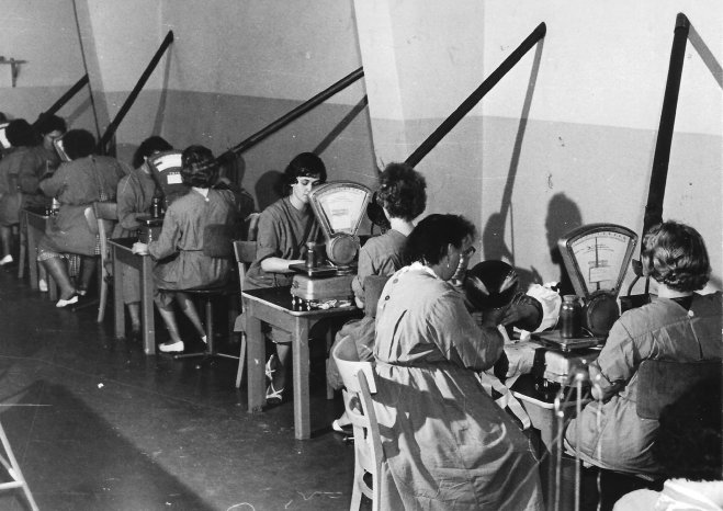 F272-Pulverabfuellung-ca.-1960er-Jahre.jpg