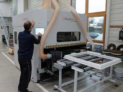 Die neue Schleifmaschine von Ecoline im Kompetenzzentrum Holzoberfläche überzeugt durch ihre einfache Bedienung mittels Touch Panel. Bild: Remmers Baustofftechnik, Löningen