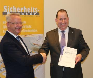 Klaus Behling, VZM, gratuliert Frank Hillingshäuser, Nürnberger Versicherungsgruppe / Foto: VZM