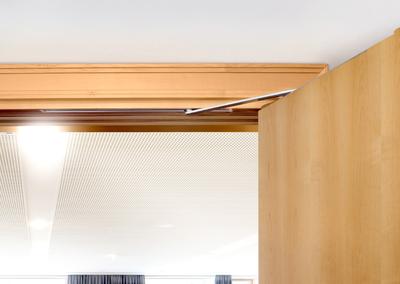 Elegante Lösung: Versteckt im Türrahmen, öffnet der automatische Drehtürantrieb ECturn Inside von GEZE Türen komfortabel und sicher / Foto: Stefan Dauth für GEZE GmbH
