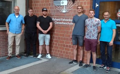KFZ-Auszubildende der Richard-Fehrenbach Gewerbeschule Freiburg: Felix Weislogel (Kollinger Group), Manuel Geppert und David Möllinger (beide Mercedes-Benz Zentrum Freiburg, Kestenholz GmbH), Otto Saß (Peters Garage) v.l.n.r, sowie den Lehrkräften Günter Bierfreund (ganz rechts) und Michael Wutz (ganz links)