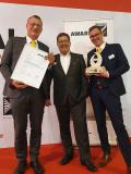 Die stolzen Preisträger bei der Verleihung des “Award zur Blechexpo“ 2019 – Kjellberg-Entwicklungsleiter Volker Krink, Vertriebsgeschäftsführer Thomas Kagemann und Holdingchef der Kjellberg-Gruppe Dr. Michael Schnick (v. l. n. r., Quelle: Kjellberg Finsterwalde) Die stolzen Preisträger bei der Verleihung des “Award zur Blechexpo“ 2019 – Kjellberg-Entwicklungsleiter Volker Krink, Vertriebsgeschäftsführer Thomas Kagemann und Holdingchef der Kjellberg-Gruppe Dr. Michael Schnick (v. l. n. r., Quelle: Kjellberg Finsterwalde)