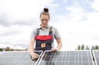 Junge Menschen können mit einer Ausbildung im Handwerk aktiv für den Klimaschutz eintreten. Wer moderne Heizanlagen installieren, Lüftungen verbauen oder effiziente Gebäudetechnik beim Kunden anschließen kann und so die Energieeffizienz steigert, leistet einen tatkräftigen Beitrag für Umwelt und Klima – und legt gleichzeitig den Grundstein für eine solide berufliche Karriere. Foto: amh-online.de