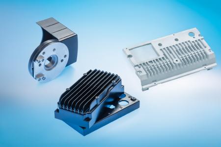 Die Oberflächenveredelung steigert den Schutz, verbessert die Optik und optimiert die Leistung von Kühlkörpern und Elektronikgehäusen aus Aluminiumlegierungen