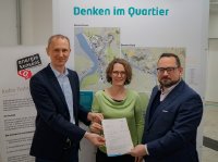 DBU-Generalsekretär Alexander Bonde (rechts) übergibt den Förderbescheid für das Projekt 