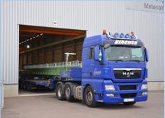 Per Sattelschlepper wird das in Neuenstadt am Kocher gefertigte Regalbediengerät ins österreichische Dornbirn transportiert
