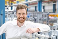 „Uns ist wichtig, unseren Kunden nicht nur ein technisches Upgrade zu bieten, sondern ihnen den Alltag in der Produktion spürbar zu erleichtern“, sagt Torben Brill, Produktmanager Service bei der KHS GmbH. „Uns ist wichtig, unseren Kunden nicht nur ein technisches Upgrade zu bieten, sondern ihnen den Alltag in der Produktion spürbar zu erleichtern“, sagt Torben Brill, Produktmanager Service bei der KHS GmbH.
