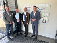 (v.l.) Eckhard Vetter, Obermeister der Straßenbauer-Innung Südwestfalen, Ralph Wertebach, stellvertretender Obermeister der Bauinnung Westfalen‑Süd, Stefan Hundhausen, Obermeister der Bauinnung Westfalen‑Süd und Dr. Bernhard Baumann, Hauptgeschäftsführer der BAUVERBÄNDE.NRW