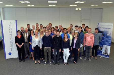 Abschlussfeier Des Abitur Jahrgangs 14 Der Junior Ingenieur Akademie Luft Und Raumfahrt Hochschule Bremen Pressemitteilung Pressebox