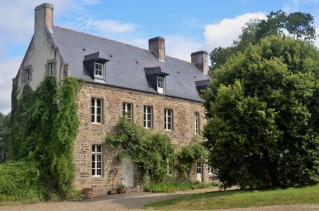 Das Landgut Le Tertre Ychot liegt am Stadtrand von Dol-de-Bretagne, gut 20 km von der Kanalküste entfernt im Département Ille-et-Vilaine. Das stattliche Haupthaus stammt aus dem Jahr 1767 und umfasst auf drei Etagen über 600 qm Wohn- und Nutzfläche. Nahezu komplett verfallen, wurde es ab 2004 von den heutigen Besitzern mit Unterstützung bretonischer Handwerker entkernt und generalsaniert. Foto: Achim Zielke