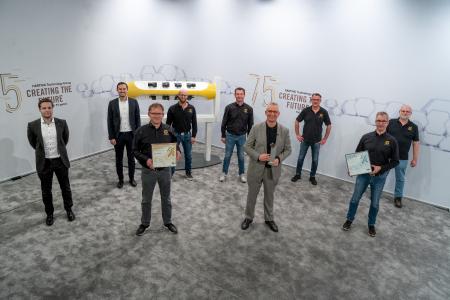 Freuen sich über die beiden Auszeichnungen (hintere Reihe von links nach rechts): Christian Lürken (Fraunhofer IPT), Christoph Ebbecke (WLZ der RWTH Aachen), Alexander Wiens, Cord Speckmeier, Andreas Weiß, Jörg Krumrei (alle HARTING Applied Technologies. Vordere Reihe von links nach rechts: Reiner Hußmann, Geschäftsführer Dr. Volker Franke, Thomas Heimann (alle HARTING Applied Technologies)
