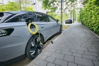Charging simply redefined: Rheinmetall curb charger wins ‘Innovative Design’ award at the 2025 Red Dot Design Awards