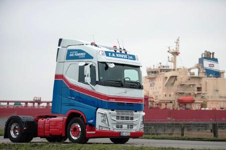 Die Volvo FH LNG werden zwischen Brunsbüttel und dem Hamburger Hafen eingesetzt und fahren über 200.000 Kilometer pro Jahr