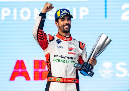 Lucas di Grassi strahlt über den 2. Platz auf dem Podium / Bildquelle: Audi Communications Motorsport