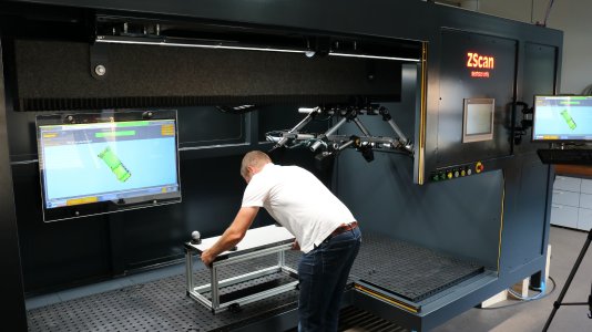 Das neue Multisensor-System ZScan ermöglicht das lückenlose 3D-Scanning großer Bauteile. In der Herstellung von Aluminium-Druckgussteilen vermisst ZScan die Teile in wenigen Sekunden. (Quelle: senswork)