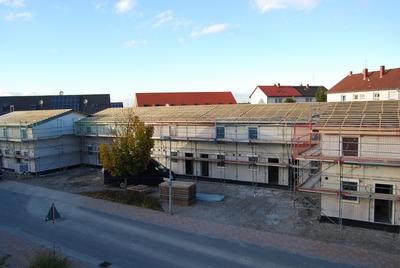 Die Robert Arnold Immobilien GmbH & Co. KG lässt in Mutterstadt 13 Reihenhäuser errichten, die xebex GmbH lieferte Wand- und Deckenelemente sowie Massivdächer. Die kompletten Rohbauarbeiten waren innerhalb einer Woche abgeschlossen.