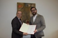Seit März 2024 gehört Dr. Kay Suwelack (rechts) zur Hochschule Bremen: Rektor Konrad Wolf (links) begrüßt den neuen Professor der Fakultät 2 – Archtiektur, Bau und Umwelt und überreicht ihm seine Ernennungsurkunde