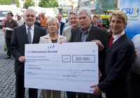 Strahlende Gesichter bei der Übergabe des Förderpaketes der LGA an die GPSoverIP GmbH. Von links: Dip.-Ing. Udo Sauer (LGA), Gudrun Grieser (OB Schweinfurt), Prof.Dr. Stockinger (CSU), Michael Glos (Bundeswirtschaftsminister), André Jurleit (GF GPSoverIP 