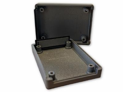 Ein von innen beschichtestes Kunststoffgehäuse der STB Abschirmtechnik GmbH.