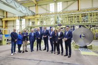 Von links nach rechts: Marc Winter (Betriebsratsvorsitzender thyssenkrupp Rasselstein GmbH) Judith Lehnigk-Emden (1. Kreisbeigeordnete Mayen-Koblenz), Achim Hütten (Oberbürgermeister Andernach), Claus Peitz (Bürgermeister Andernach), Dr. Peter Biele (CEO thyssenkrupp Rasselstein GmbH), Alexander Schweitzer (Arbeitsminister Rheinland-Pfalz), Bernhard Osburg (Vorstandsvorsitzender thyssenkrupp Steel Europe), Petra Dick-Walther (Staatssekretärin Wirtschaft Rheinland-Pfalz), Clemens Hoch (Gesundheitsminister Rheinland-Pfalz), Markus Grolms (Arbeitsdirektor thyssenkrupp Steel Europe) Von links nach rechts: Marc Winter (Betriebsratsvorsitzender thyssenkrupp Rasselstein GmbH) Judith Lehnigk-Emden (1. Kreisbeigeordnete Mayen-Koblenz), Achim Hütten (Oberbürgermeister Andernach), Claus Peitz (Bürgermeister Andernach), Dr. Peter Biele (CEO thyssenkrupp Rasselstein GmbH), Alexander Schweitzer (Arbeitsminister Rheinland-Pfalz), Bernhard Osburg (Vorstandsvorsitzender thyssenkrupp Steel Europe), Petra Dick-Walther (Staatssekretärin Wirtschaft Rheinland-Pfalz), Clemens Hoch (Gesundheitsminister Rheinland-Pfalz), Markus Grolms (Arbeitsdirektor thyssenkrupp Steel Europe)