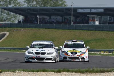 Ein spannendes Rad-an-Rad-Duell beim Rennen am Slovakia-Ring...
