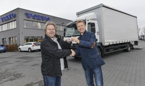 Uwe Hellmich (Vertriebsleiter Volvo Group Truck Center Ost) übergibt die Schlüssel an Bernd Müller (l.) von Frank Zanders Zett Records Produktion und Verlag GmbH Foto: Sabine Stickforth