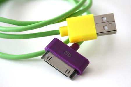Die farbenfrohen Funky USB Kabel gibt es in frischem Grün und in 3 weiteren Farbkombinationen. Zu haben für je 8,99 EUR bei hello NEO.
