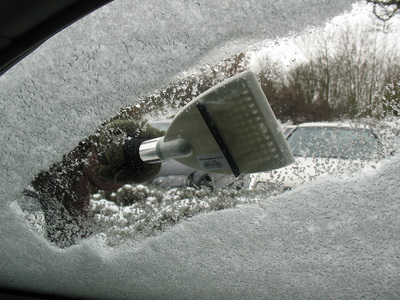 Eingefrorenes Wischwasser, klemmende Türschlösser, schlappe Batterie - was tun, wenn das Auto über die Feiertage streikt?