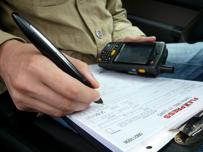 Nach erfolgter Reparatur oder Wartung trägt der Servicetechniker alle relevanten Daten zur Leistungsabrechnung wie beispielsweise Adressinformationen, Materialverbrauch und Arbeitszeiten auf dem Protokoll ein. Die im Stift integrierte Kamera erkennt die handschriftlichen Informationen anhand des Punktrasters und speichert sie ab. Sind alle Daten erfasst, werden sie per Bluetooth an einen Industrie-Handheld geschickt und von dort aus per Mobilfunk an einen Server in die Firmenzentrale gesendet.