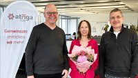 Bei der Überreichung eines kleinen Präsentes betonte atriga-Geschäftsführer Oliver Burgis (rechts): „Tatjana Bruch-Zununi ist eine Inspiration für uns alle und ein echtes Vorbild an Willenskraft und Engagement.“ Carsten Kohl (links), Syndikusanwalt und Assistant Head of Legal Services & Debt Collection, ergänzt: „Wir sind sehr froh, sie im Team zu haben!“ Bei der Überreichung eines kleinen Präsentes betonte atriga-Geschäftsführer Oliver Burgis (rechts): „Tatjana Bruch-Zununi ist eine Inspiration für uns alle und ein echtes Vorbild an Willenskraft und Engagement.“ Carsten Kohl (links), Syndikusanwalt und Assistant Head of Legal Services & Debt Collection, ergänzt: „Wir sind sehr froh, sie im Team zu haben!“
