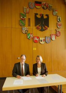 Besiegeln die Kooperation: Prof. Dr. Holger Mühlenkamp (Rektor der Universität Speyer) und Dr. Christine Brockmann (Geschäftsführerin Metropolregion Rhein-Neckar GmbH) (Quelle: DUV Speyer, Lutz Berger)