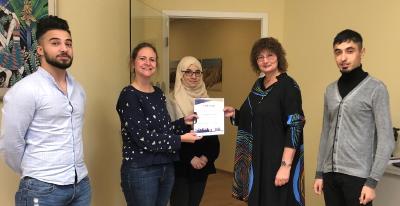 Kirsten Becker dankt Ursula Kalus und Azubi Amira für die Aufnahme zweier Schüler