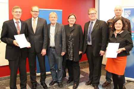 Stellten die neuen Schulkooperationen mit Unternehmen im Haus der Region vor (von links): Holmer Struck, Personalleiter der Continental AG, Ulf-Birger Franz, Dezernent für Wirtschaft, Verkehr und Bildung der Region Hannover, Hans-Jürgen Ladewig, Leiter der hannoverschen Albrecht-Dürer-Schule, Marlis Drevermann, Kultur- und Schuldezernentin der Landeshauptstadt Hannover, Regionspräsident Hauke Jagau, Markus Böhm, Leiter der Caroline-Herschel-Realschule Garbsen, und Andrea Osterhus, Leiterin des Ausbildungszentrums, Klinikum Region Hannover