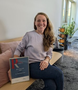 Nathalie Meyer mit PR Award.png