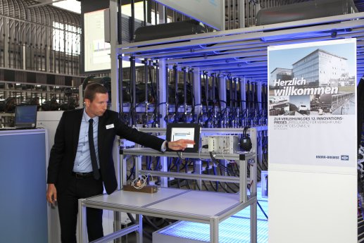 Projektleiter_Benjamin_Kumpfe__demonstriert_das_neue_System_Brake_Pipe_Length_Estimation__B.jpg