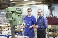 Eine sinnvolle Entscheidung – viele junge Menschen machen den ersten Schritt auf der Karriereleiter mit einer beruflichen Ausbildung in einem der 100 Ausbildungsberufe im Handwerk (Foto: Handwerkskammer Region Stuttgart)