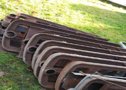 Heutzutage stellt das Recycling von Rohstoffen einen wichtigen Wirtschaftsfaktor dar. Ressourcen werden geschont und der Verlust seltener Materialien gestoppt. Die Schrottabholung Herne holt Altmetall und sonstigen Schrott nach vorheriger Terminabsprache kostenfrei beim Kunden ab und sortiert ihn in Vorbereitung der Zuführung zu den Wiederaufbereitungsanlagen. Verfügt der Kunde über größere Mengen Altmetall, Elektro- und Computerschrott, so besteht außerdem die Möglichkeit des Schrottankaufs.