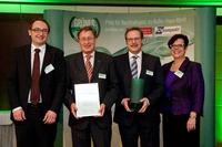 Eine schöne Initiative für die Nachhaltigkeit: Asim Loncaric (Chrefredakteur GV-Kompakt), Burkhard Randel (Meiko Geschäftsführer), Dietmar Zapf (Meiko Vertriebsleiter Spültechnik) und Barbara Böhme (Chefredakteurin Gastronomie & Hotellerie) bei der Übergabe des Grünen Bandes; Bildquelle 