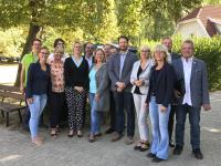 Das Foto Tourismusausschuss der IHK im nachhaltigen Feriendorf.jpg kann gerne für Veröffentlichungen zusammen mit der Pressemitteilung verwendet werden. Auf dem Foto zu sehen sind: Ralf Achilles, Bettina Bade, Jan Henrik Eilers, Sabine Grassow, Anja Greschke, Anet Hoppe, Jörg Klofski, Jens-Martin Krieg, Ellen Rußig, Steffen Seifert, Axel Walter, Anja Witzlack, Daniel Zink, Manuela Neumann,  Quelle: Feriendorf Groß Väter See