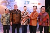 Von links nach rechts: Huang Zhiyuan, VP Sales Division I, ZTE Indonesia; Paul Hodges, CEO of Smartfren; Shi Lirong, CEO of ZTE Corporation; Franky Oesman Widjaja, Chairman of Smartfren; Mei Zhonghua, President Director of ZTE Indonesia