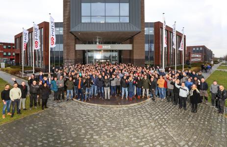 Umgeflaggt: Das ehemalige VanRiet-Team am MHS-gebrandeten Standort im niederländischen Houten. (Foto: MHS)