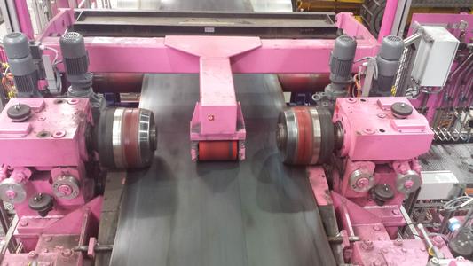 Mit der neuen Besäumschere im Einlauf kann Wuppermann auf der Warmbandverzinkungslinie auch Material mit verzinkten Kanten in einem Durchlauf produzieren